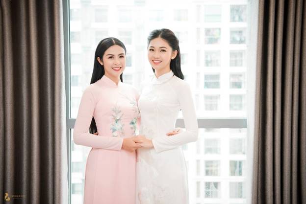 Được biết, đây là thiết kế do chính Hoa hậu Ngọc Hân thực hiện dành tặng cho đàn em của mình. Hoa hậu Việt Nam 2010 cũng tới dự lễ ăn hỏi của Thanh Tú từ rất sớm. Cô đích thân sửa soạn trang phục cho người em thân thiết.