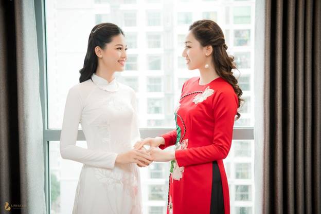 Chị gái Thanh Tú, Á hậu Ngô Trà My nổi bật trong bộ áo dài đỏ, họa tiết hoa sen.