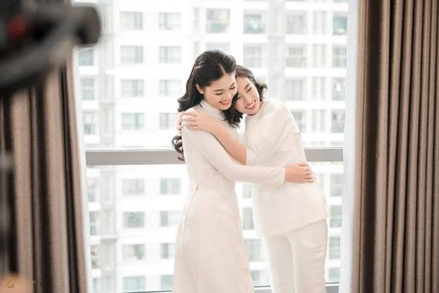Hoa hậu Đỗ Mỹ Linh diện set đồ trắng thanh lịch tới chúc mừng ngày vui của Thanh Tú.