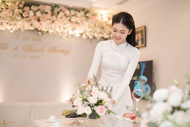 Trước đó, Thanh Tú từng tiết lộ về bạn trai của mình là một người đàn ông lớn hơn cô nhiều tuổi.    Người đẹp cho biết, cô rung động trước vị doanh nhân U40 này bởi sự chân thành, giản dị.    Do đó, cô nhận lời cầu hôn của bạn trai sau hơn 1 năm quen biết.