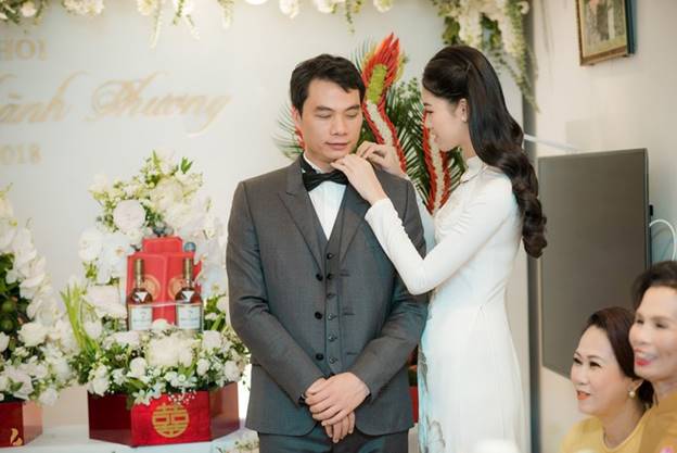 Thanh Tú ân cần chăm sóc cho chồng chưa cưới trong đám hỏi.