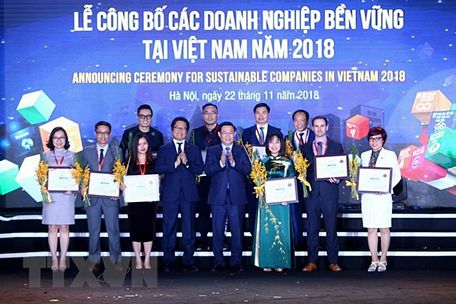 Phó Thủ tướng Vương Đình Huệ vinh danh các doanh nghiệp lọt Top 10 doanh nghiệp bền vững trong 3 năm liên tiếp.