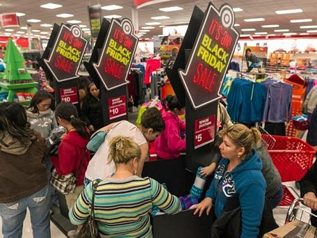 Black Friday được biết là ngày hội mua sắm lớn nhất năm. Ảnh: AP