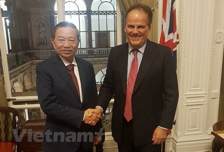 Bộ trưởng Bộ Công an Tô Lâm và Thứ trưởng Bộ Ngoại giao Anh Mark Field. (Ảnh: Trí Trung/Báo Công an Nhân dân)