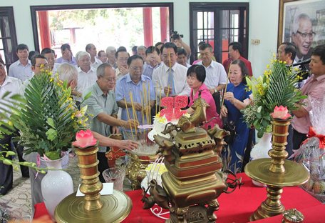 Lãnh đạo, nguyên lãnh đạo tỉnh Vĩnh Long, huyện Vũng Liêm qua các thời kỳ dâng hương cố Thủ tướng Võ Văn Kiệt.