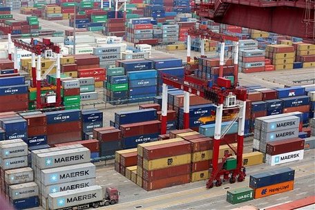 Hàng hóa được xếp tại cảng ở Thanh Đảo, tỉnh Sơn Đông, Trung Quốc. (Nguồn: EPA-EFE/TTXVN)