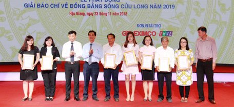 Các tác giả, đại diện nhóm tác giả nhận giải khuyến khích.