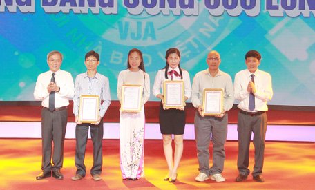 Các tác giả, đại diện nhóm tác giả nhận giải nhì.