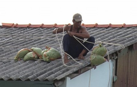  Người dân ven biển chằng néo nhà cửa phòng chống bão số 9. Ảnh: PHAN THANH