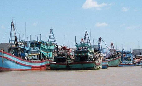 Tàu cá vào bờ tránh trú bão. Ảnh: PHAN THANH