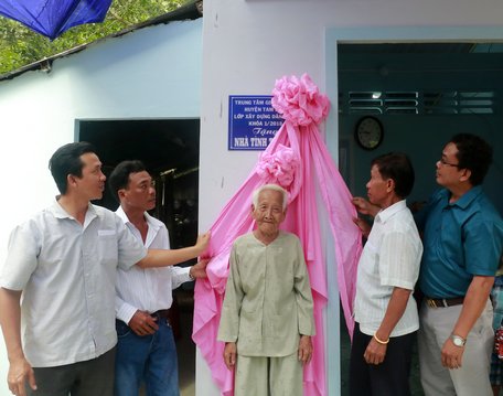 Bàn giao nhà tình thương cho hộ bà Nguyễn Thị Cảnh.