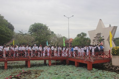 Lực lượng đoàn viên, sinh viên, học sinh thắp hương tại hồ Vũng Linh