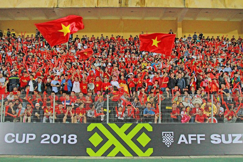 Trên khán đài, không còn chỗ trống và tiếng reo hò vang vội ủng hộ cho thầy và trò Park Hang-seo.