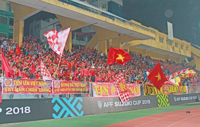 Trên khán đài, không còn chỗ trống và tiếng reo hò vang vội ủng hộ cho thầy và trò Park Hang-seo