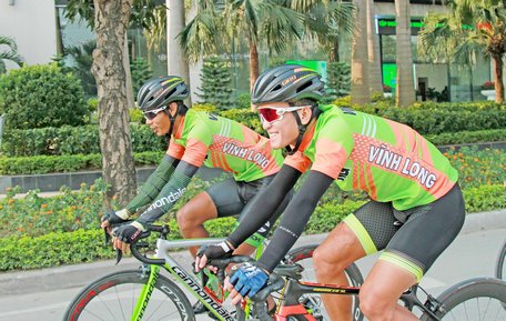 Các VĐV xe đạp Vĩnh Long đang tập luyện.
