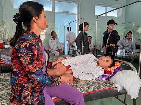  Em N. phải nhập viện điều trị sau vụ việc. (Ảnh: Đặng Tài).