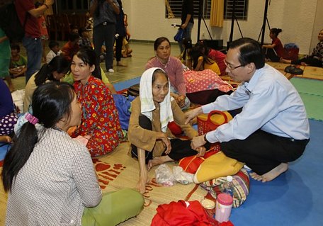 Ông Lê Thanh Liêm, Phó Chủ tịch thường trực Ủy ban Nhân dân Thành phố Hồ Chí Minh thăm nơi ở người dân trú bão xã Long Hòa tại huyện Cần Giờ, tối 24/11. (Ảnh: Hoàng Hải/TTXVN)