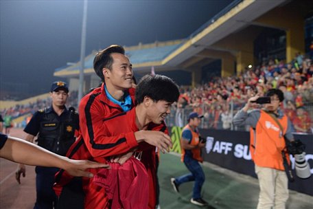  Văn Toàn bị vỡ sụn chêm đầu gối và chia tay AFF Cup 2018. Ảnh: Đ.H