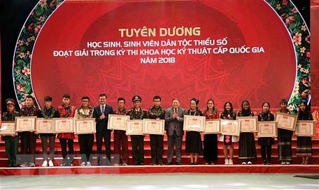 Chủ tịch Trung ương Hội Nông dân Việt Nam Thào Xuân Sùng và Bí thư Trung ương Đoàn Bùi Quang Huy trao Bằng khen của Trung ương Đoàn cho học sinh, sinh viên đạt giải trong cuộc thi Khoa học Kỹ thuật cấp Quốc gia năm 2018. (Ảnh: Văn Điệp/TTXVN)
