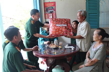 Đại tá Phùng Văn Mười- Chính ủy Bộ Chỉ huy Quân sự tỉnh- tặng quà cho gia đình chính sách. Đây là hoạt động thường xuyên của lực lượng vũ trang tỉnh trong việc thực hiện chính sách quân đội và hậu phương quân đội.