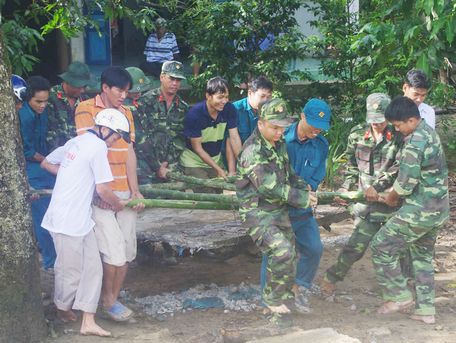 Lực lượng vũ trang thực hiện nhiều công trình, phần việc ý nghĩa cùng địa phương xây dựng nông thôn mới.