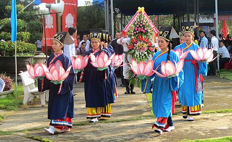   Dâng hoa sen lên mộ cụ Phó bảng Nguyễn Sinh Sắc tại Lễ giỗ lần thứ 88.