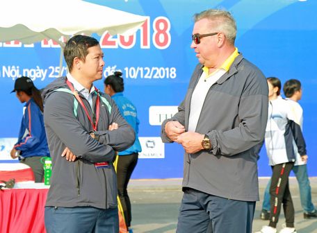  Ông Nguyễn Ngọc Vũ- Tổng thư ký Liên đoàn xe đạp Việt Nam (trái) đang trò chuyện với chuyên gia người Nga về xe đạp Việt Nam.