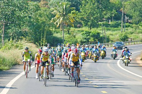 Các tay đua Việt Nam từng tranh tài Giải Nam Kỳ khởi nghĩa qua đồi núi Tây Nguyên.