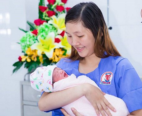 Ba mẹ, người chăm trẻ nên tuân thủ quy trình vệ sinh tay trước và sau khi chăm trẻ để bảo vệ, phòng bệnh cho con. Trong ảnh: Sản phụ sinh con tại Bệnh viện Đa khoa Triều An- Loan Trâm.