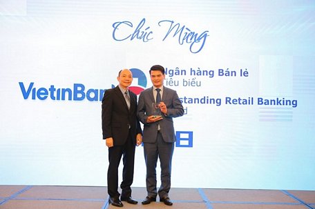 Lãnh đạo VietinBank nhận giải từ ban tổ chức. (Nguồn: CTV)