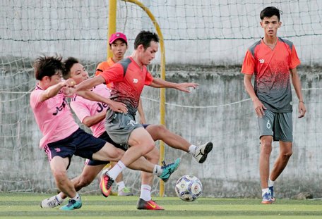 Nguyễn Vũ Phong (10, Ali C Đấu FC Vĩnh Long, áo cam) trước các cầu thủ Bia Sài Gòn Trà Vinh.