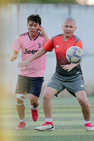 Pha tranh bóng trong trận Bia Sài Gòn Trà Vinh (áo hồng) hòa 3-3 trước Ali C Đấu FC (Vĩnh Long).