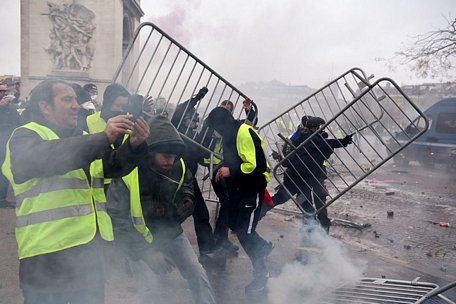  Người biểu tình quá khích phá các barie an ninh của cảnh sát. Ảnh: AFP