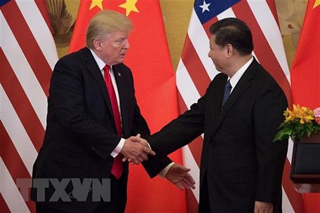  Chủ tịch Trung Quốc Tập Cận Bình (phải) và Tổng thống Mỹ Donald Trump duyệt trong cuộc họp báo chung tại Bắc Kinh (Trung Quốc) ngày 9/11/2017. (Ảnh: AFP/ TTXVN)