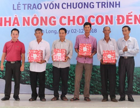 Tặng quà cho 4 hộ nông dân làm ăn hiệu quả từ đồng vốn của chương trình trong đợt 2016- 2018