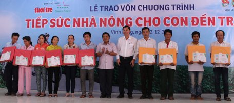 Trao vốn cho các hộ nông dân