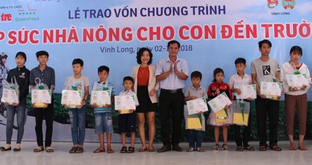 Trao thưởng cho học sinh, sinh viên vượt khó