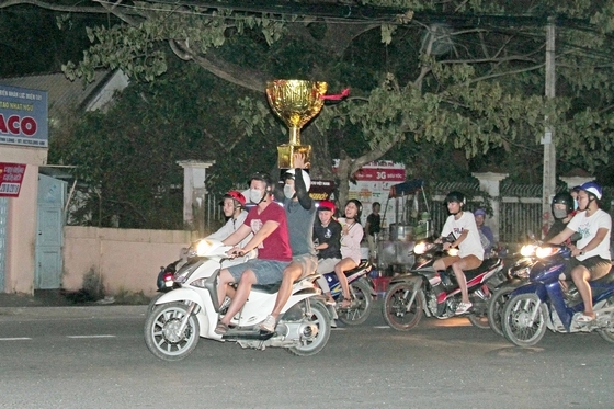 … và có cả chiếc cúp vô địch AFF Cup 2018 được mang ra đường, như gửi trọn niềm tin chiến thắng của ĐT Việt Nam.