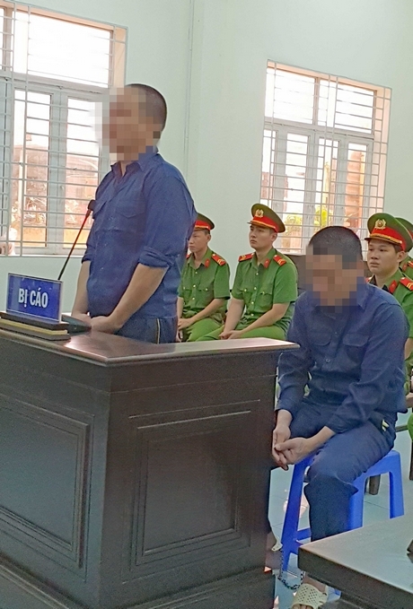 Bị cáo Phương (đứng) và Trí tại phiên tòa sơ thẩm.