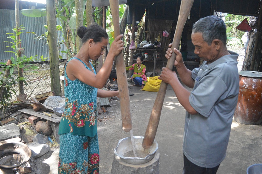 Dùng chày giã cốm