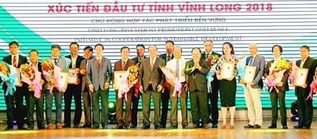 Hội nghị Xúc tiến đầu tư năm 2018 thành công tốt đẹp khi có 32 dự án được cấp giấy chứng nhận đầu tư, ký kết biên bản ghi nhớ đầu tư với tổng mức đầu tư khoảng 24.000 tỷ đồng.Ảnh: DƯƠNG THU