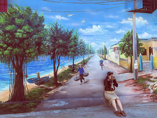 Làng chài Cảnh Dương là một làng biển nhỏ xinh đẹp thuộc huyện Quảng Trạch, tỉnh Quảng Bình, cách khu mộ Đại tướng Võ Nguyên Giáp khoảng 10 km. Đặt chân tới đây, bạn sẽ ngay lập tức cảm nhận được không khí thanh bình và lập tức bị hút hồn bởi những bức bích họa độc đáo.