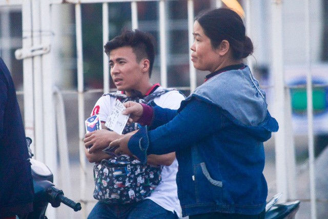 Một người phe vé mời chào người mua.