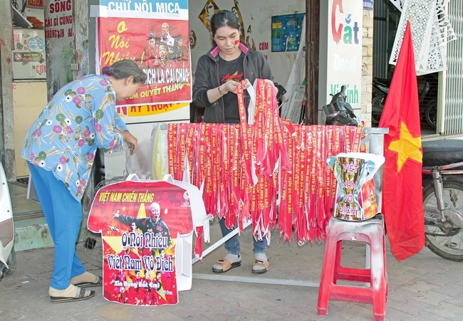 Góc ngã tư đường 3 Tháng 2- Trưng Nữ Vương (Phường 1) không chỉ có băng đô cổ vũ, cờ Tổ quốc, mô hình cúp vô địch mà còn có áo in hình ảnh các cầu thủ Việt Nam, HLV Park Hang-seo .