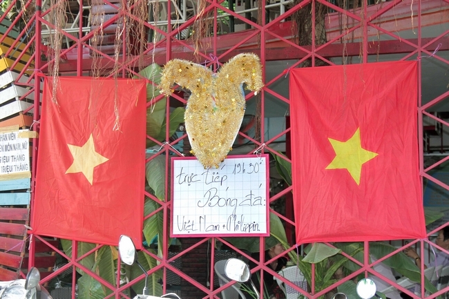Còn nhiều tụ điểm cà phê trên đường Nguyễn Văn Thiệt (Phường 3) cũng đang mời gọi cổ động viên đến xem trực tiếp bóng đá trên màn hình 100 inch. Đồng thời, tại Trung tâm Thương mại Khai Trí, Quảng trường TP Vĩnh Long cũng có tường thuật trực tiếp trên màn hình led 500 inch, Cà phê Thóc có màn hình 300 inch.  Các fan của ĐT Việt Nam đang nô nức để có mặt dù ở Vĩnh Long, vẫn xem và cổ vũ nhiệt tình cho trận đấu Việt Nam gặp Philippines.