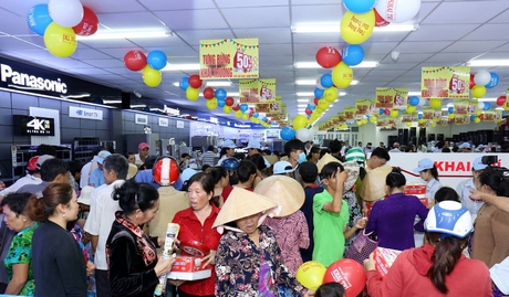 Các chương trình khuyến mãi của KHAI TRÍ thu hút đông đảo khách hàng.