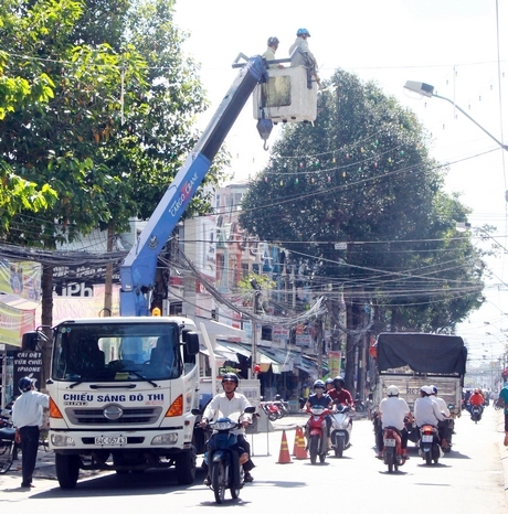 Trang trí đèn chiếu sáng tại khu vực trung tâm.