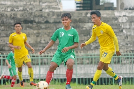 Pha tranh bóng trong trận Đồng Tháp (áo vàng) thắng Vĩnh Long 3-1.