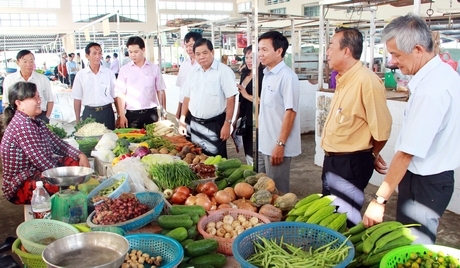 Có chợ mới sạch đẹp, tiểu thương phấn khởi, an tâm mua bán.