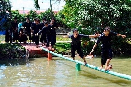 Du khách tham quan, vui chơi tại Khu du lịch Vinh Sang (Long Hồ).